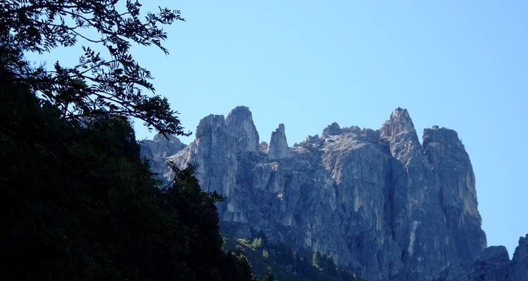 Des pics montagneux déchiquetés sous un ciel bleu clair.