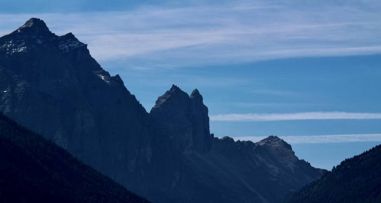 Silhouette des pics de montagne contre le ciel.