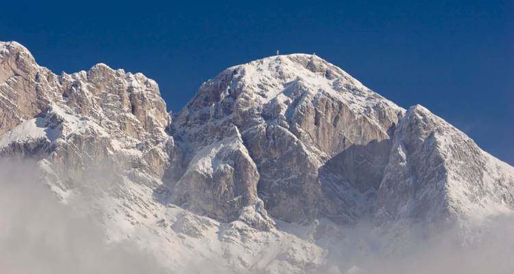 Picos cubiertos de nieve de una cordillera bajo un cielo despejado.