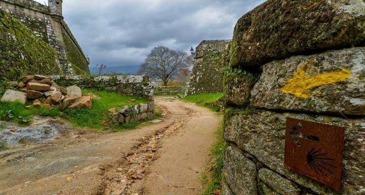 Passerelle historique dans une zone fortifiée avec des flèches.