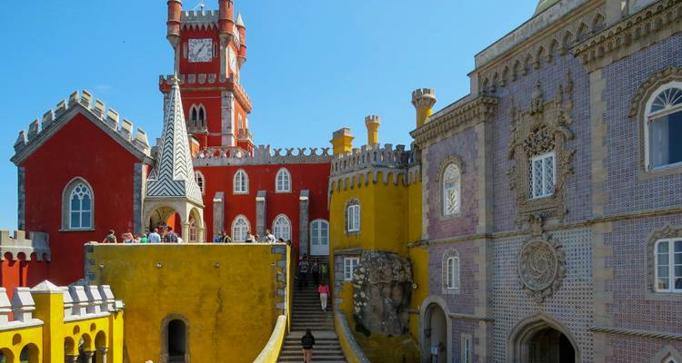Kleurrijk paleis met toeristen die het gebied verkennen.