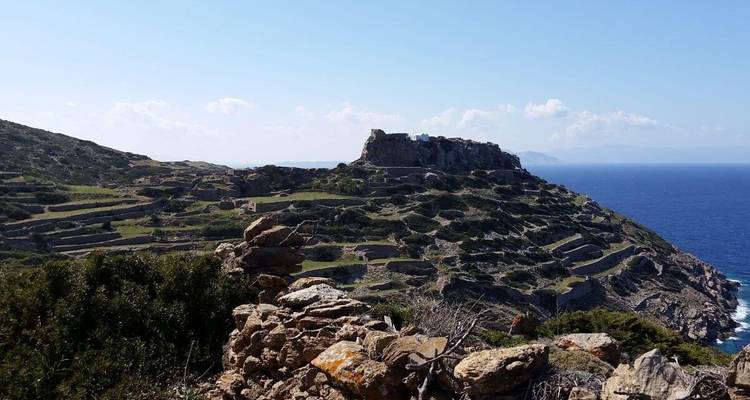 Collines en terrasses avec une structure historique le long du littoral.