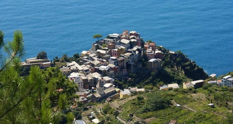 Village côtier niché au bord de la mer sur une colline.