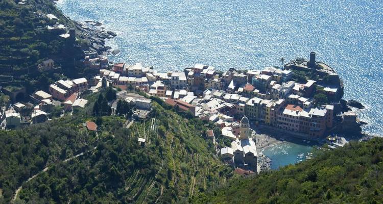 Ville au bord de mer avec une tour bien connue en arrière-plan.