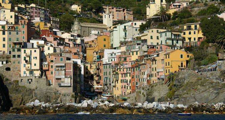 Bâtiments colorés à flanc de falaise le long du littoral.