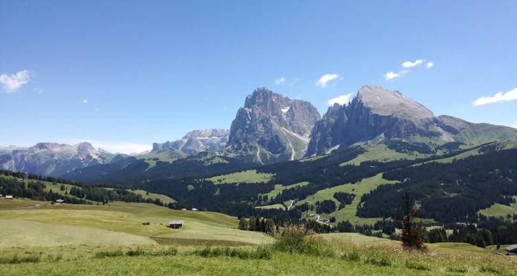 Paysage montagneux panoramique avec ciel dégagé.