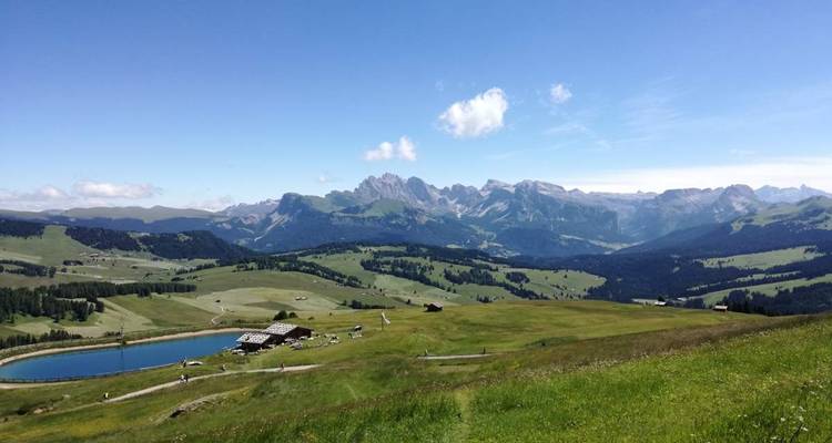 Vaste paysage montagneux avec un petit étang.