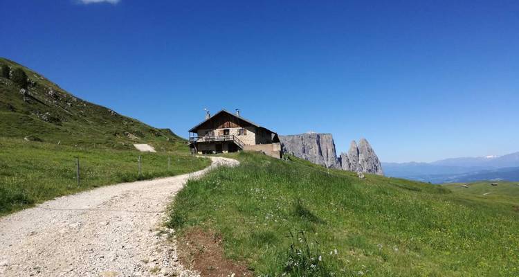 Refuge alpin dans un paysage de montagne avec un ciel dégagé.