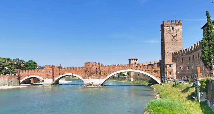 Puente Castelvecchio de ladrillo rojo arqueándose sobre el río Adige