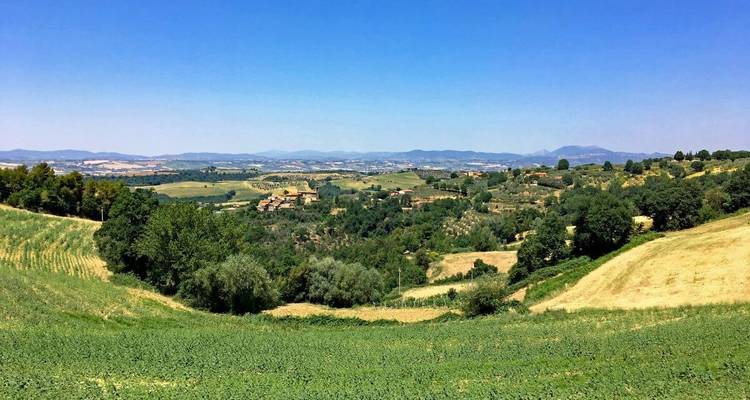 Vue étendue de la campagne avec des villages épars et des forêts.