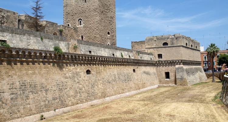 Oud stenen fort met een brede, droge gracht.