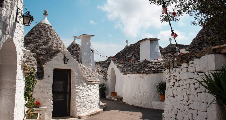 Pittoreske straat met traditionele trulli-huizen.