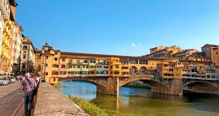 Ponte Vecchio Brücke in Florenz über den Arno.