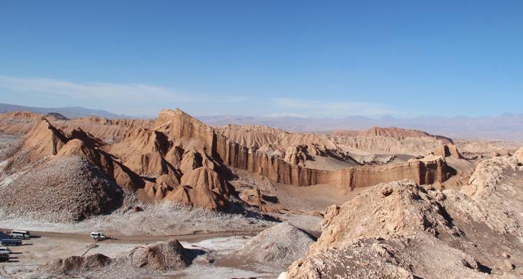 Paysage désertique unique avec formations rocheuses.