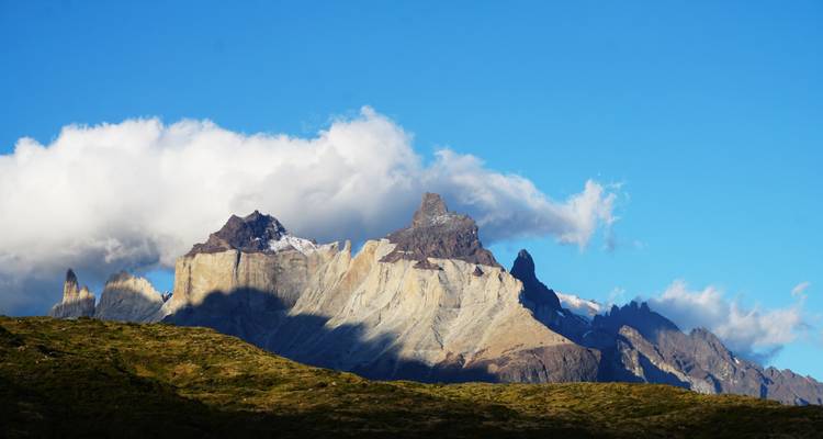Des montagnes spectaculaires sous un ciel bleu limpide.