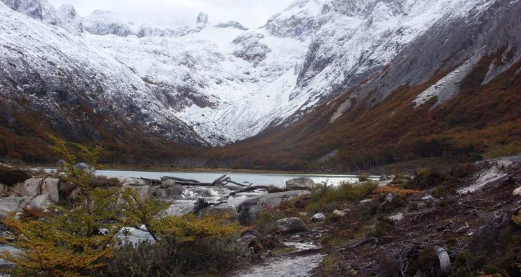 Montañas nevadas atravesadas por un río.