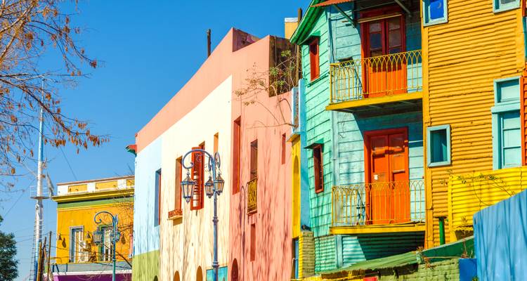 Edificios coloridos en un barrio vibrante.