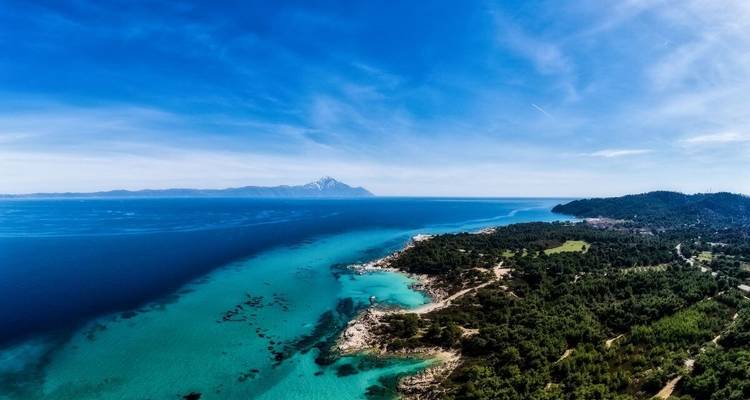 Vue aérienne d'un littoral pittoresque aux eaux bleues cristallines.