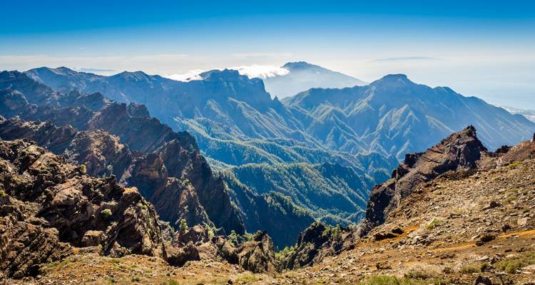 Paisaje montañoso con picos escarpados y valles profundos.