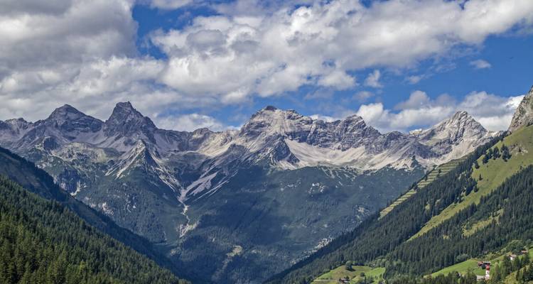 Prachtig uitzicht op een ruig berglandschap met wolken.