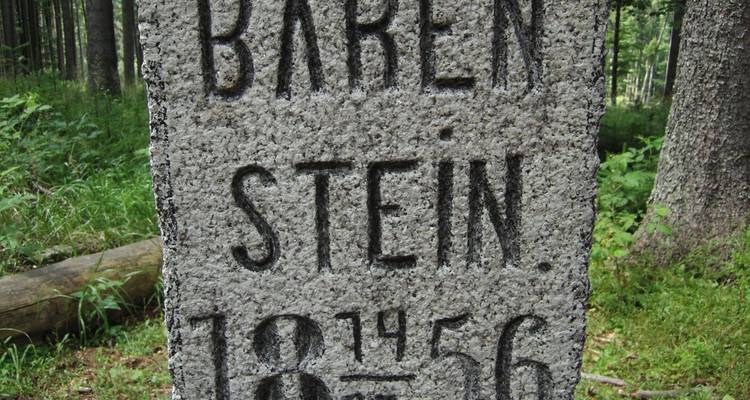 Eine Nahaufnahme eines Steinmonuments mit der Gravur 'Bärenstein 1846'.