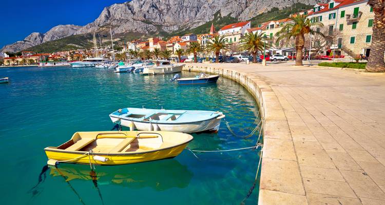 Bateaux le long d'une promenade portuaire pittoresque.