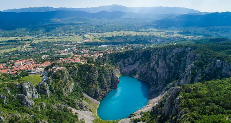 Vue aérienne du lac Bleu et du paysage environnant.