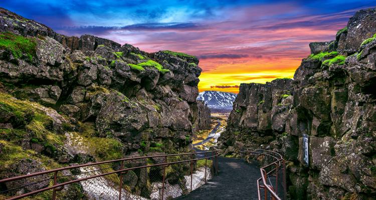 Weg durch felsige Landschaft mit Sonnenuntergangshimmel.