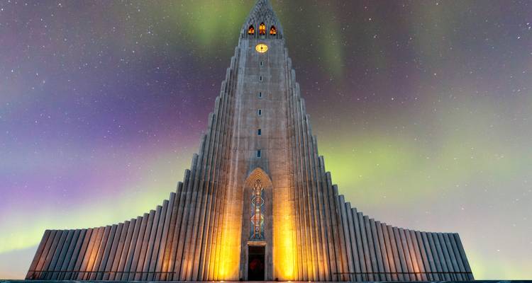 Hallgrimskirkja-Kirche unter dem Nordlicht.