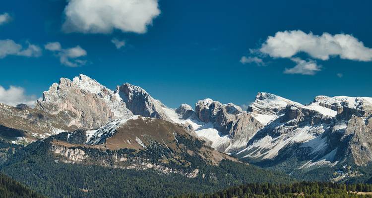 Panoramisch uitzicht op bergketen en bebost gebied.