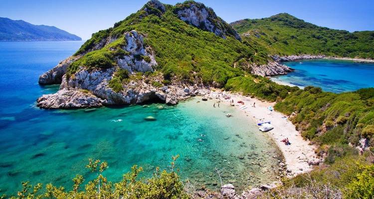 Vue aérienne d'une plage pittoresque avec une eau turquoise claire.