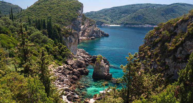 Vue côtière pittoresque avec eau turquoise et falaises escarpées.