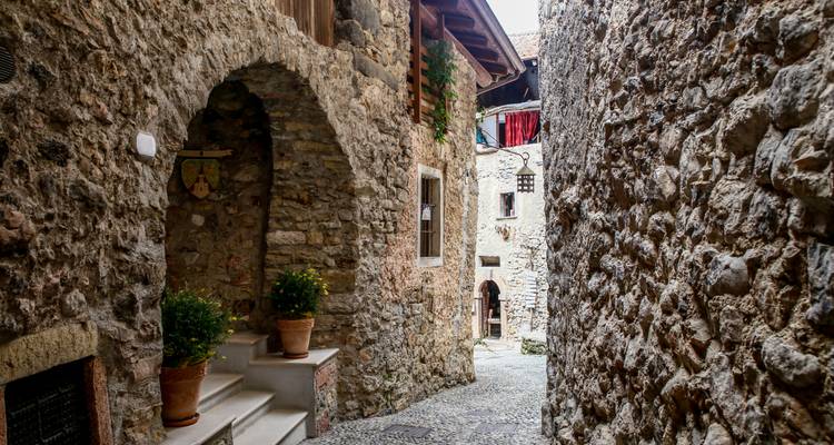 Charmante schmale Gasse in einem historischen Steindorf.