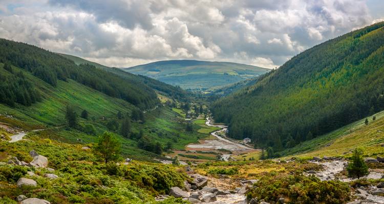 Paysage de vallée avec une rivière qui la traverse.