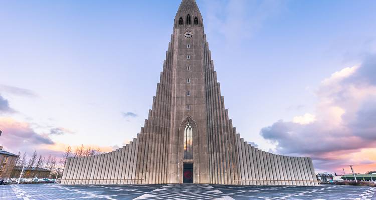 Die Hallgrímskirkja-Kirche in Reykjavik, Island, mit einem dramatischen Himmel im Hintergrund.