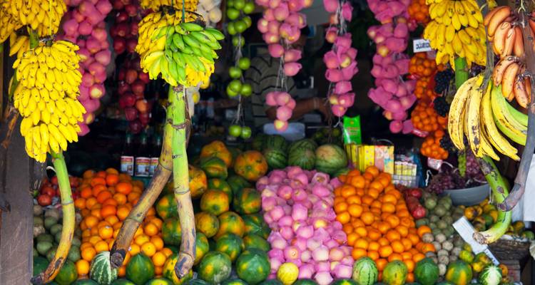 Étalage coloré de fruits et légumes dans un stand de marché.