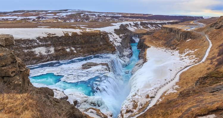 Gefrorene Stufen des Gullfoss-Wasserfalls, der donnerd durch einen eisigen Canyon stürzt.