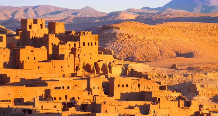 Ait Benhaddou Kasbah, erleuchtet von der warmen goldenen Sonne.