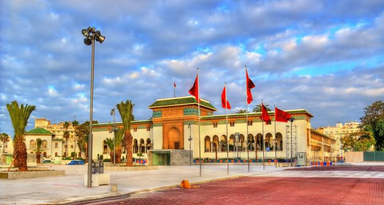 Königspalast in Casablanca mit einem prächtigen Eingang und Flaggen.