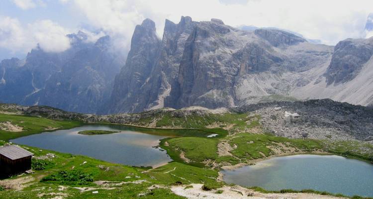 Terreno montañoso con lagos alpinos y formaciones rocosas escarpadas.