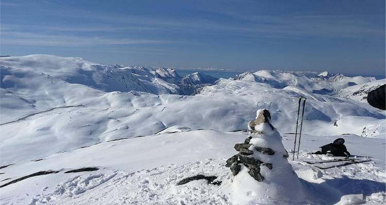Paysage de montagne enneigé avec équipement de ski abandonné dans la neige.
