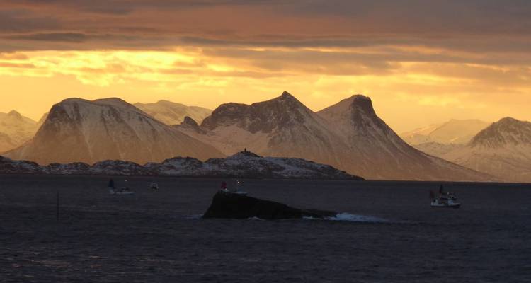 Dramatische Berglandschaft mit einem Sonnenuntergangshimmel.