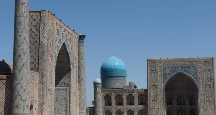 Islamische Architektur mit verzierter blauer Kuppel und Fliesen.