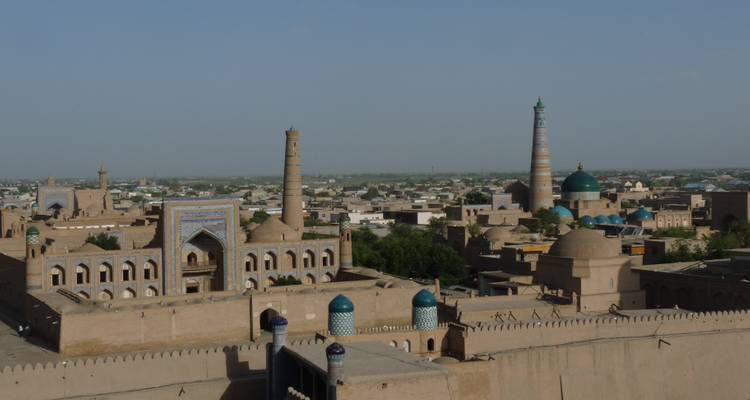 Panoramablick auf eine Stadt mit historischen Gebäuden und Minaretten.