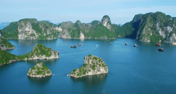 Luchtfoto van prachtige kalkstenen eilanden en boten in een turquoise baai.