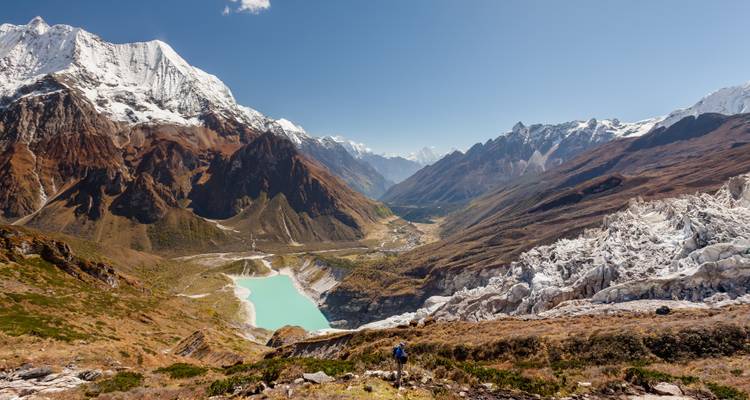 Spectaculair uitzicht op een gletsjermeer omringd door met sneeuw bedekte bergen.
