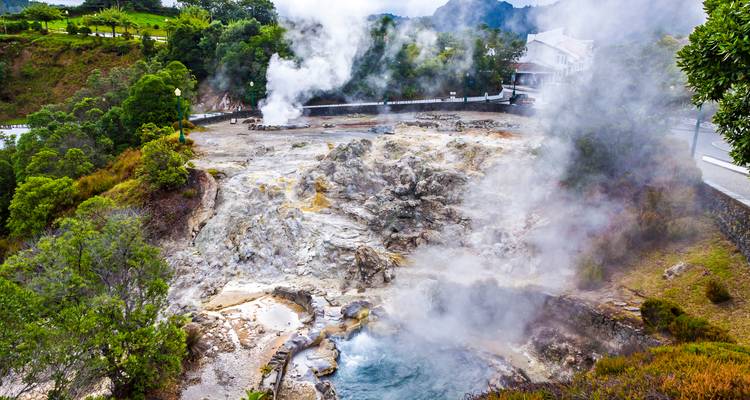 Geothermales Gebiet mit Dampfquellen und felsigem Gelände.