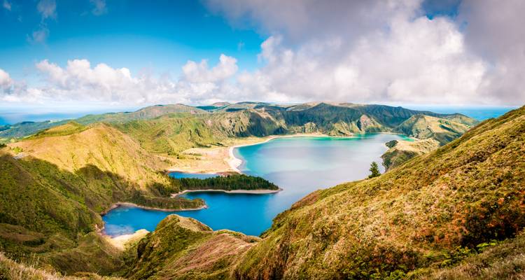 Panoramablick auf eine Caldera mit Seen, umgeben von Bergen.