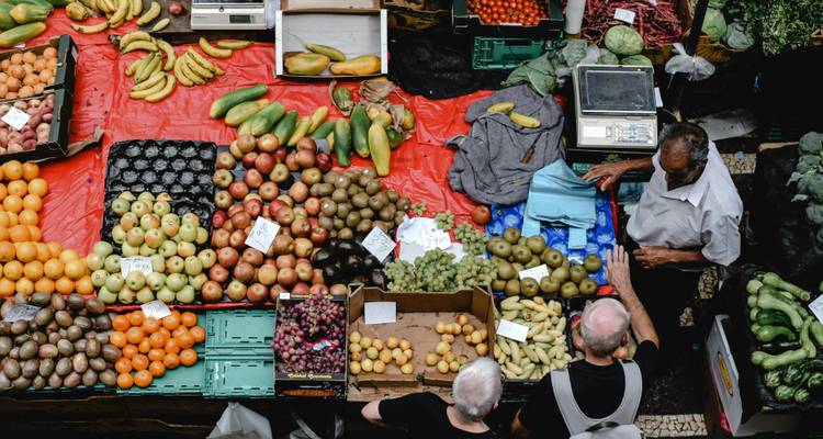 Marktscène met diverse vruchten en verkoper