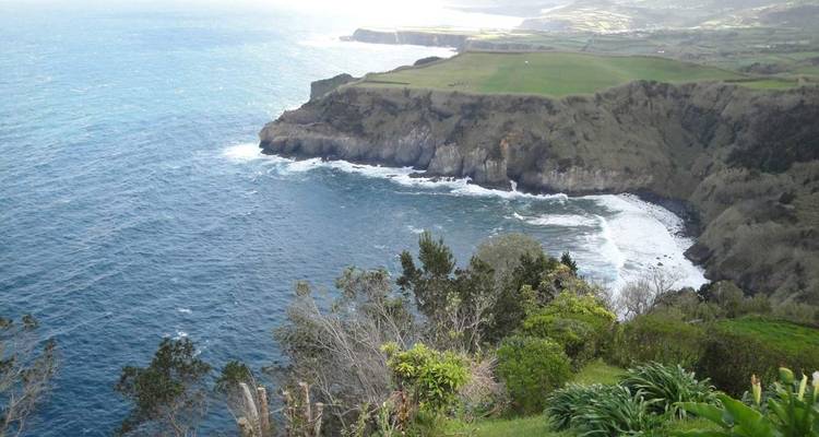 Kliffen die uitkijken over de oceaan met krachtige golven.